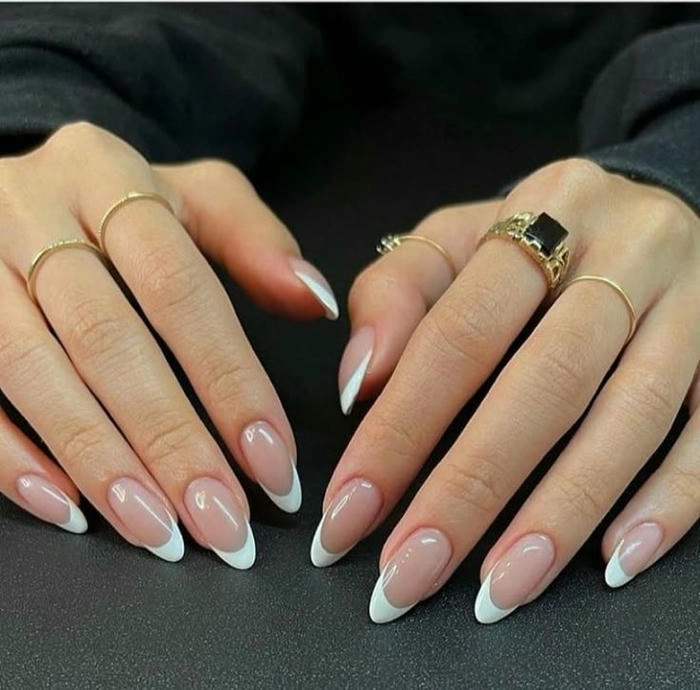 mẫu nail nhọn sơn đầu móng trắng