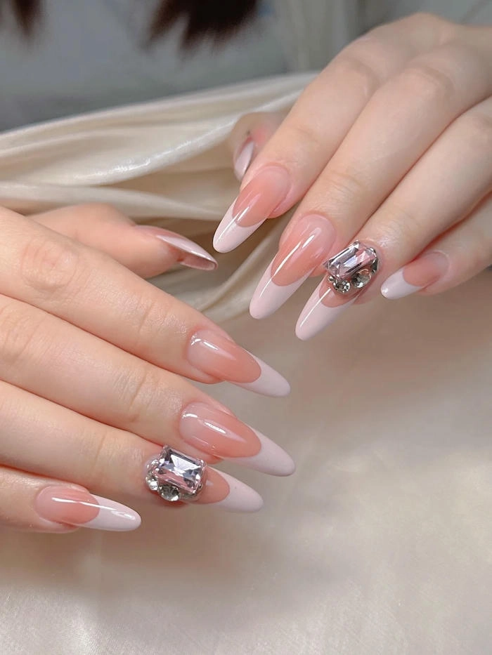 mẫu nail sơn đầu móng đính đá đẹp