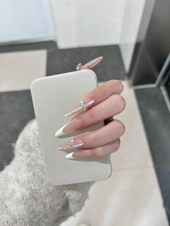 mẫu nail sơn đầu móng trắng đẹp