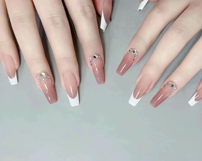 mẫu nail sơn đầu móng trắng đính đá