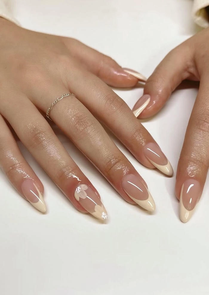 mẫu nail sơn đầu móng trắng dịu dàng
