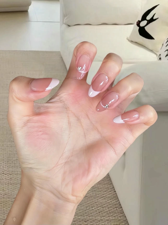 mẫu nail sơn đầu móng trắng nữ tính