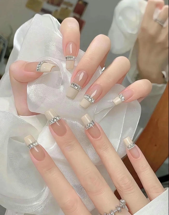 mẫu nail sơn đầu móng trắng vuông