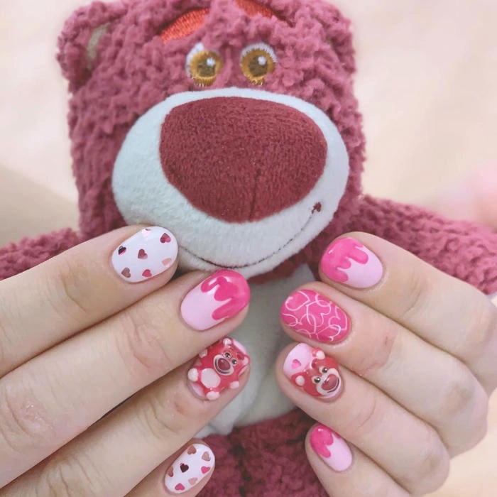 mẫu nail tay hồng gấu dâu lotso cute