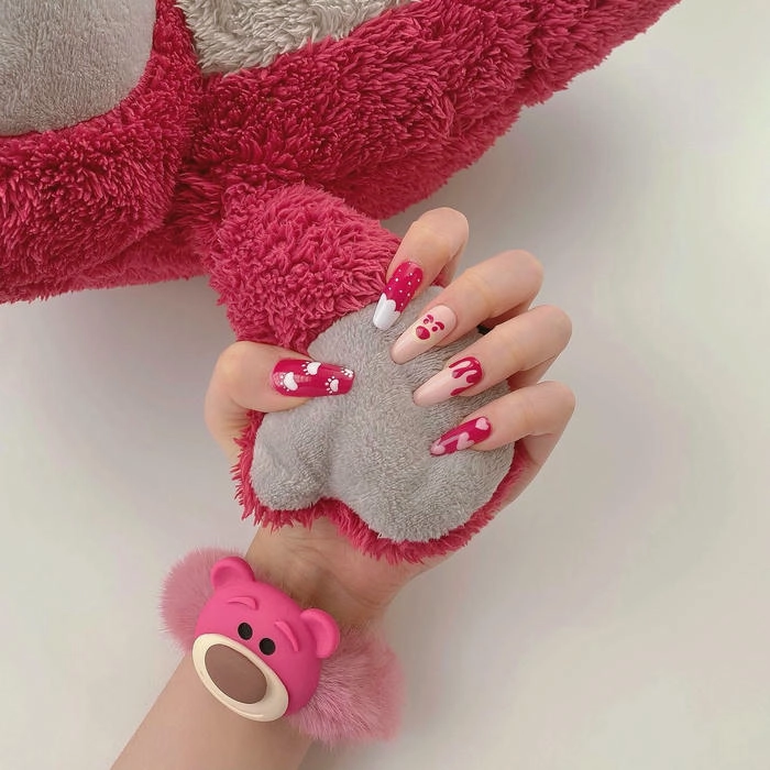 mẫu nail tay hồng gấu dâu lotso đẹp