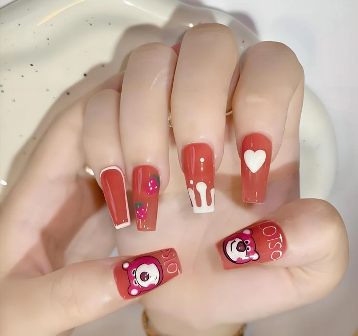 mẫu nail tay vẽ gấu dâu