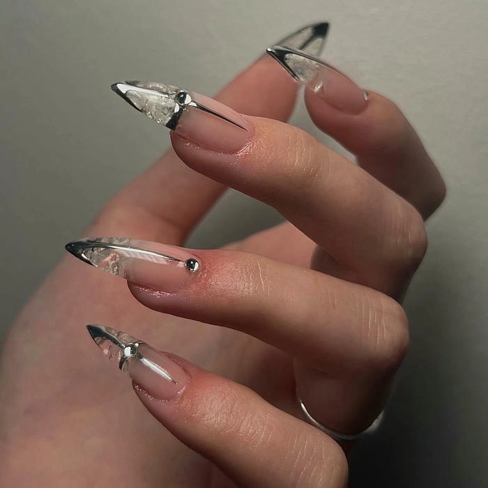 mẫu nail trong suốt cá tính