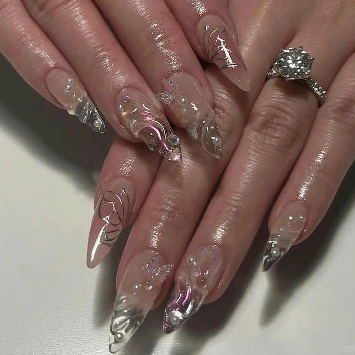 mẫu nail trong suốt sáng tạo