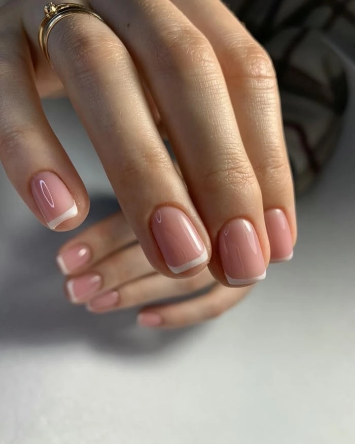 mẫu nail vuông ngắn sơn đầu móng trắng