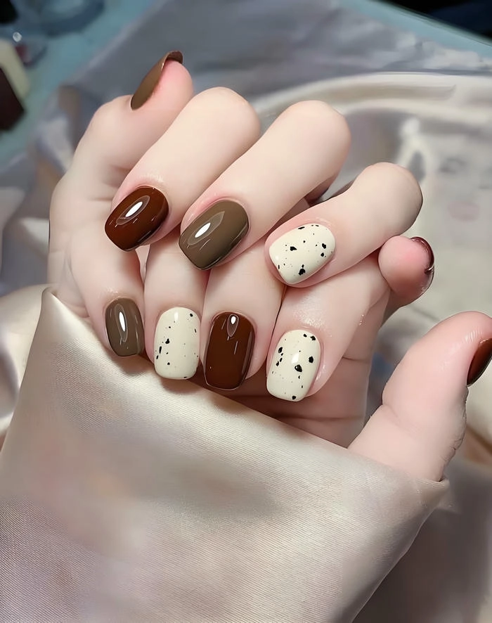 mẫu sơn móng tay màu nâu cafe