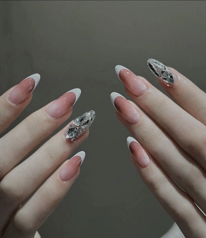 móng tay đính đá đơn giản