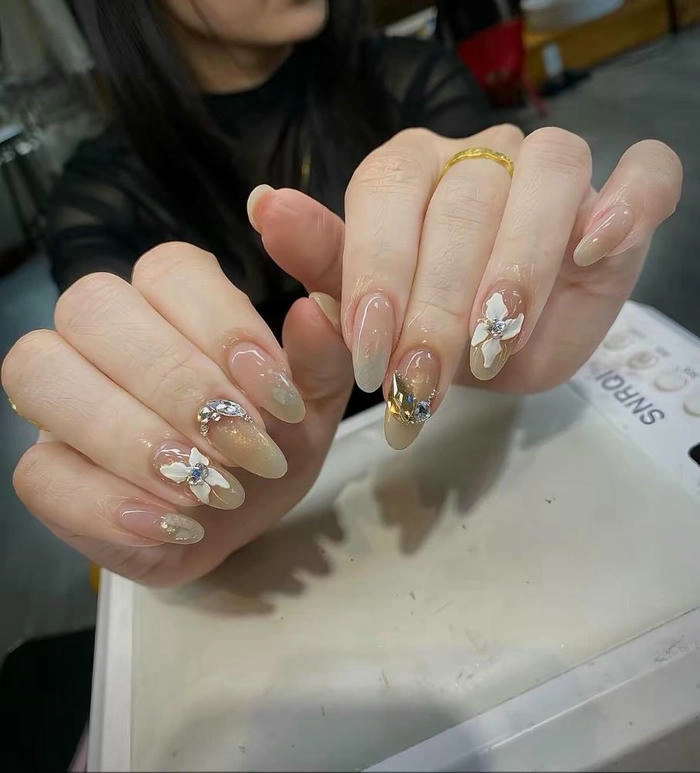 móng tay đính đá nhẹ nhàng