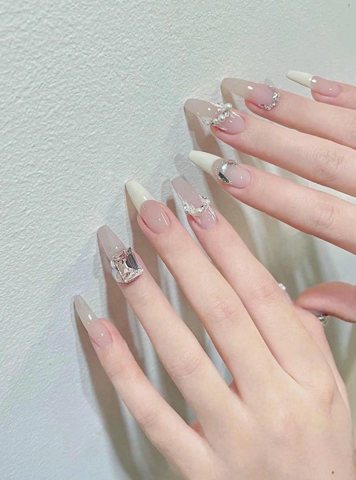 móng tay giả đính đá siêu đẹp