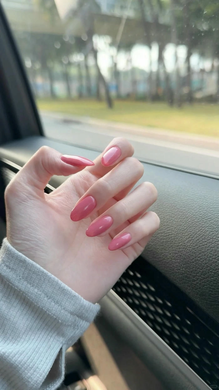 móng tay sơn màu hồng đơn giản