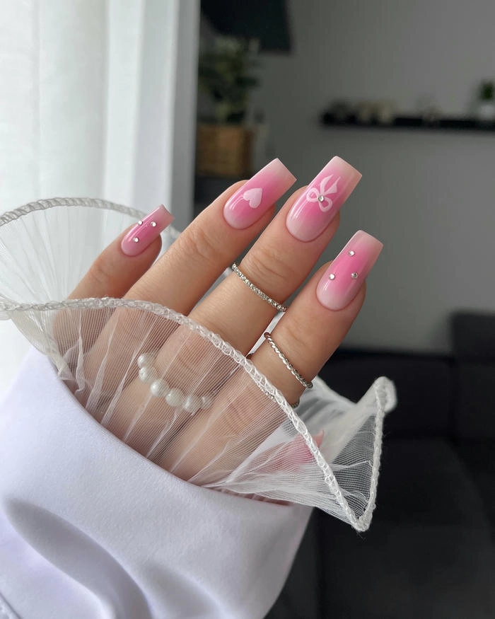 móng tay sơn màu hồng nữ tính