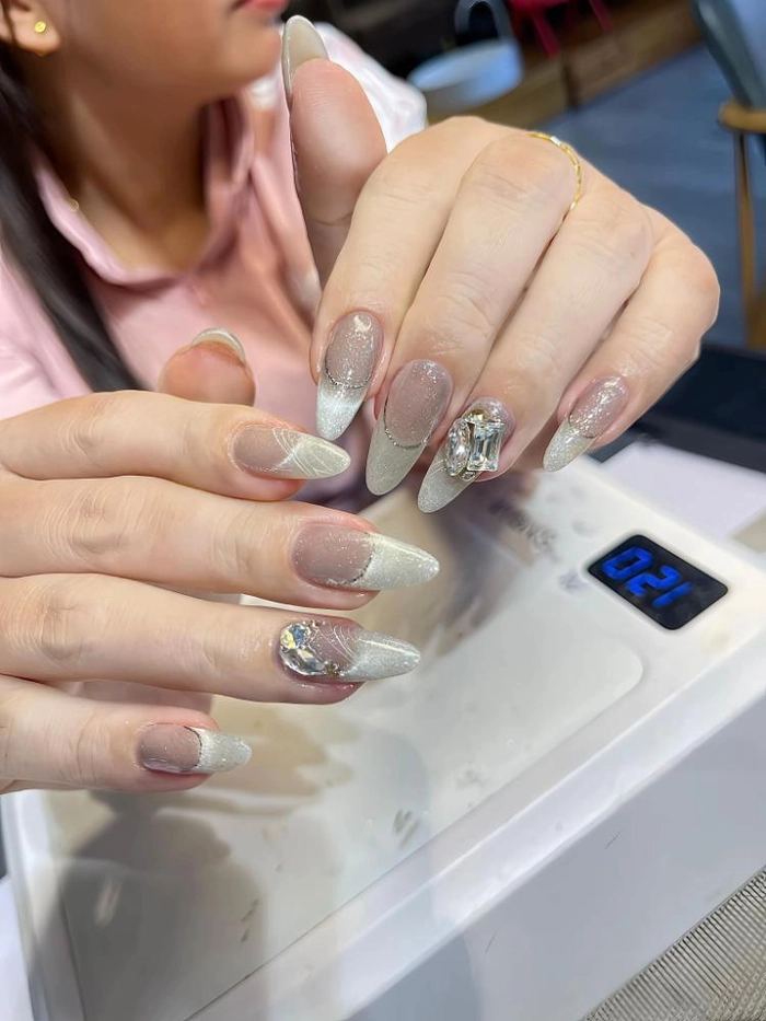 móng tay tròn nhọn đính đá