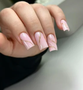 móng tay vuông sơn màu hồng đơn giản