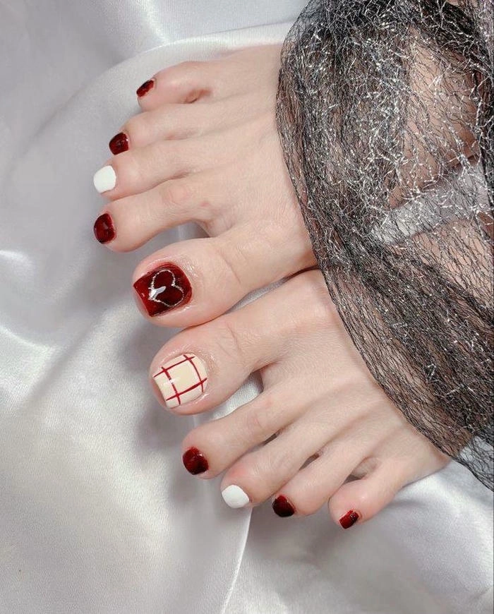 nail chân màu đỏ đô cute