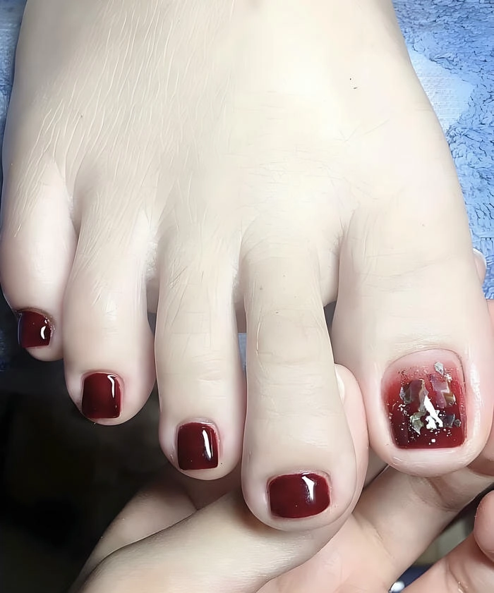 nail chân màu đỏ đô đơn giản