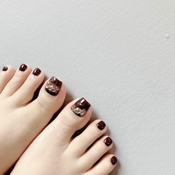 nail chân màu đỏ rượu đẹp