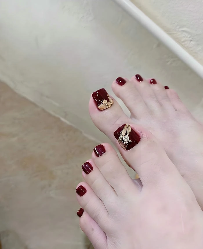 nail chân màu đỏ rượu đính đá siêu đẹp