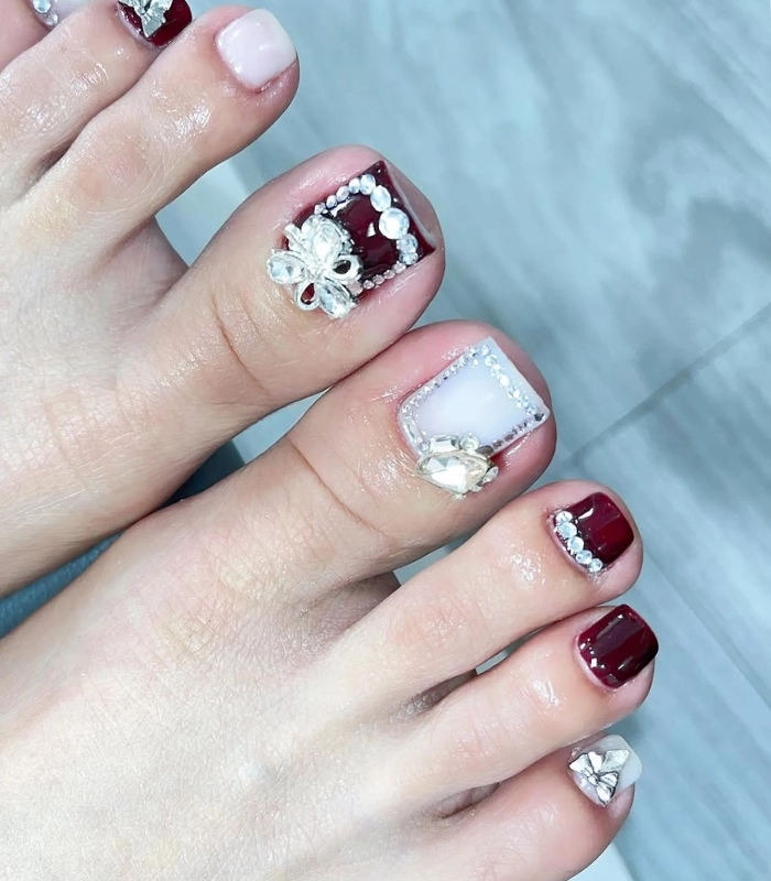 nail chân màu đỏ trắng đẹp