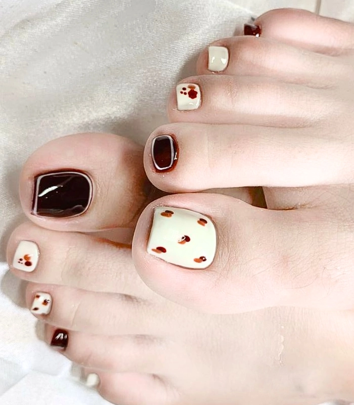nail chân màu đỏ trắng sáng tạo