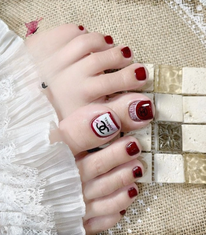 nail chân màu đỏ trắng siêu xinh