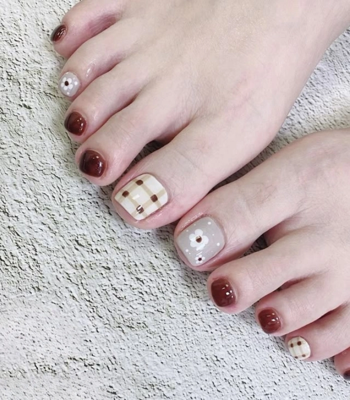 nail chân màu đỏ trắng tôn da