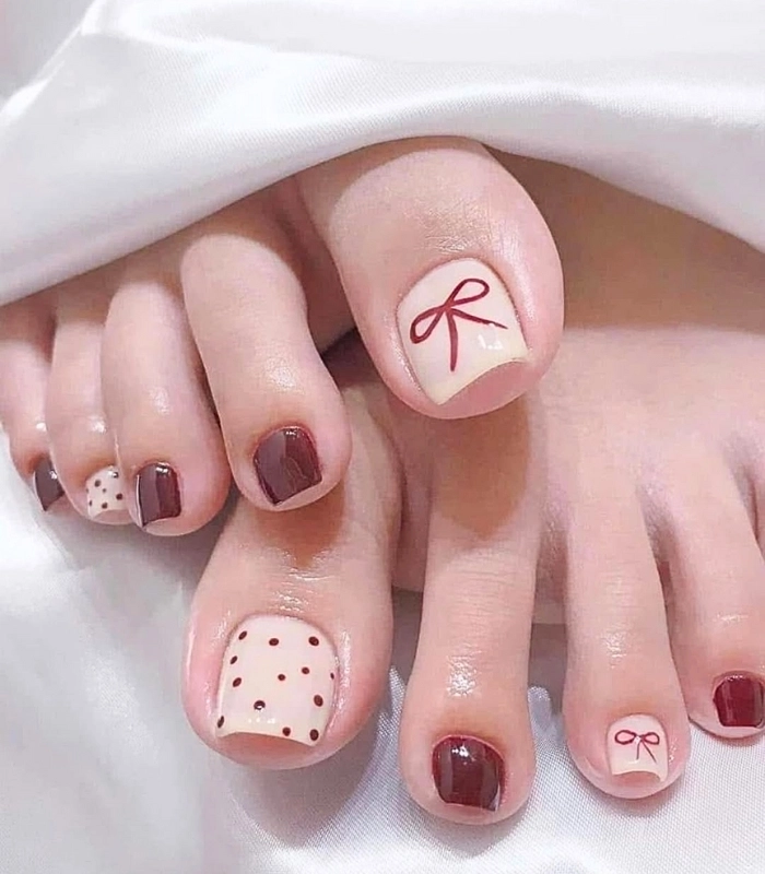 nail chân màu đỏ trắng