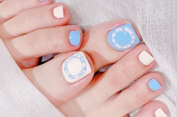 Nail chân màu xanh dương nhạt tươi mát, xinh chill hết cỡ