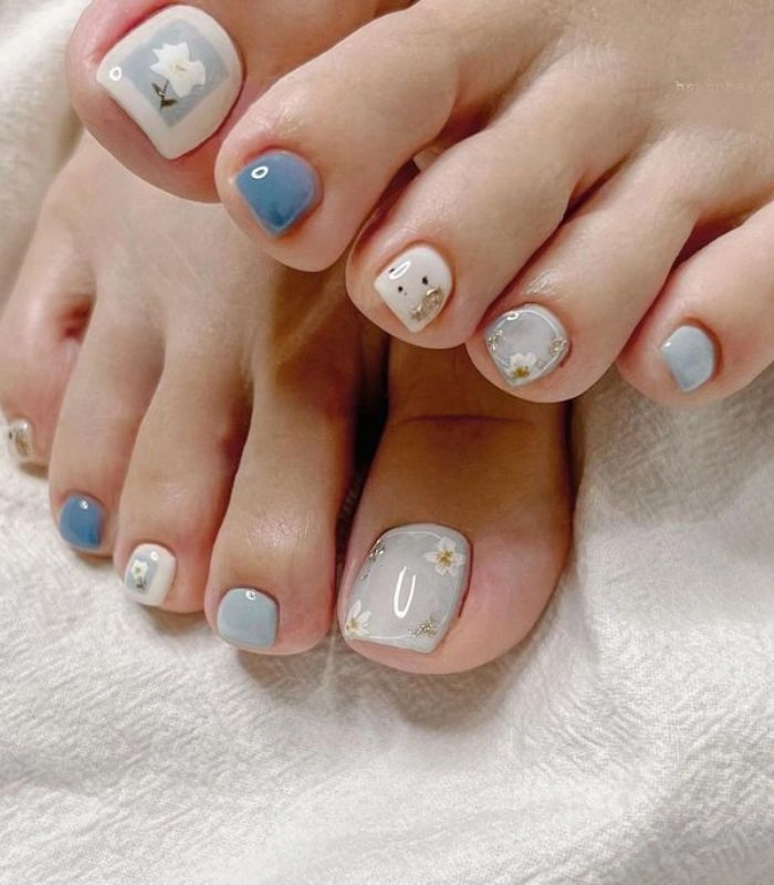 nail chân màu xanh dương nhạt sáng tạo
