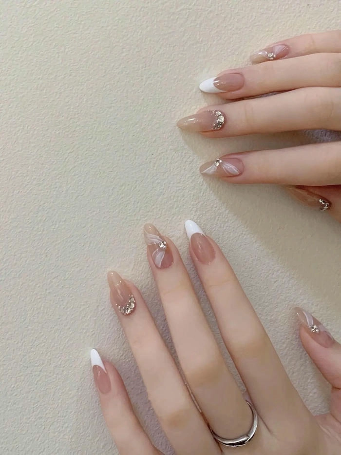 nail đính đá nhẹ nhàng