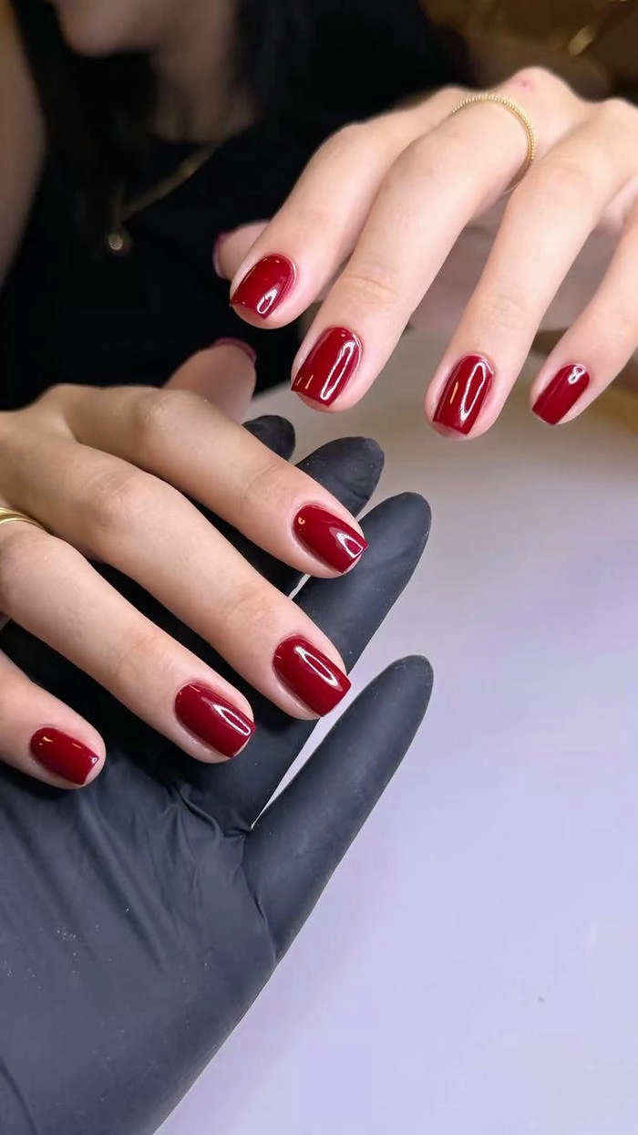nail màu đỏ cherry form vuông đơn giản