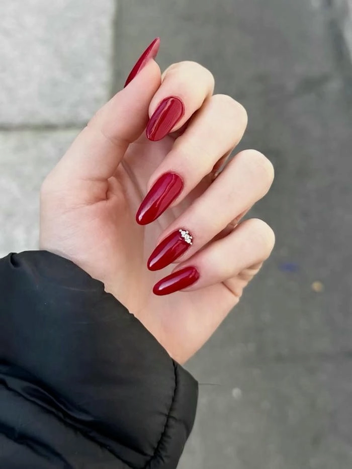 nail màu đỏ cherry trắng da