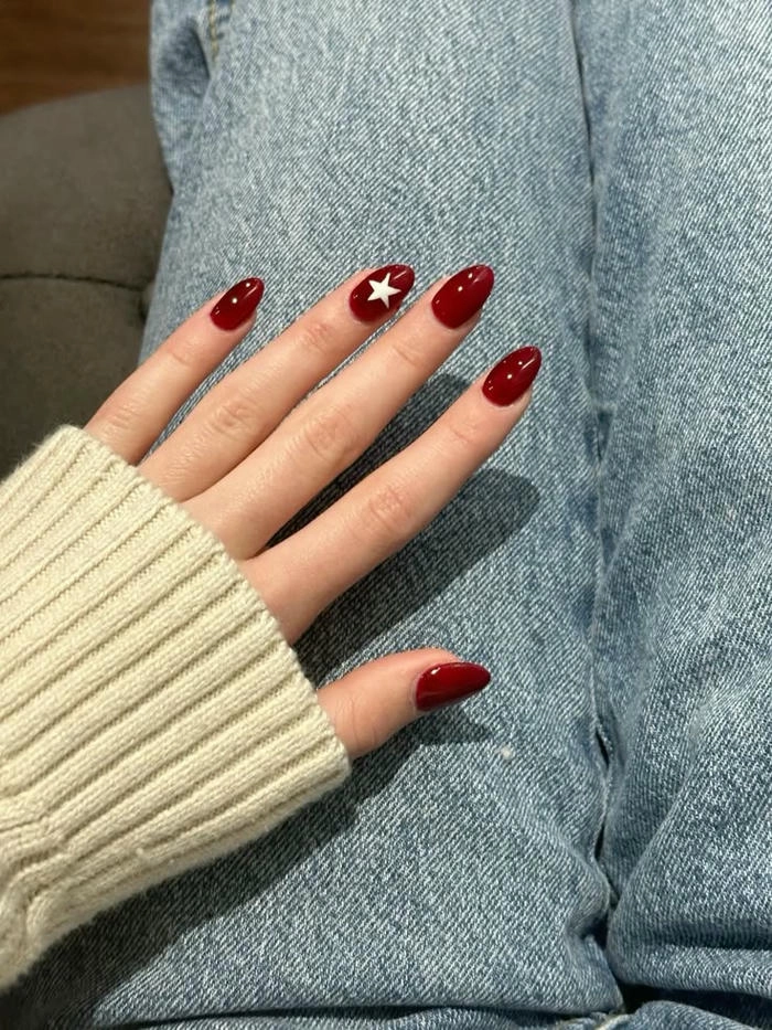 nail màu đỏ cherry vẽ ngôi sao