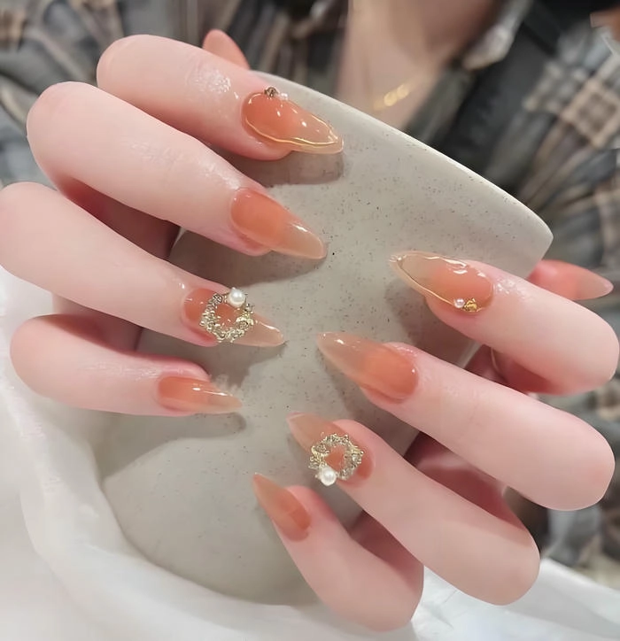 nail màu hồng cam thạch đính đá