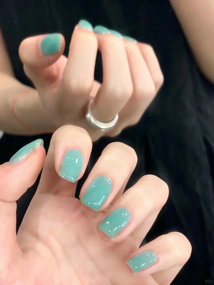nail màu xanh ngọc bích đơn giản