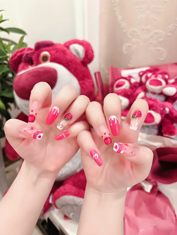nail tay vẽ gấu dâu siêu xinh