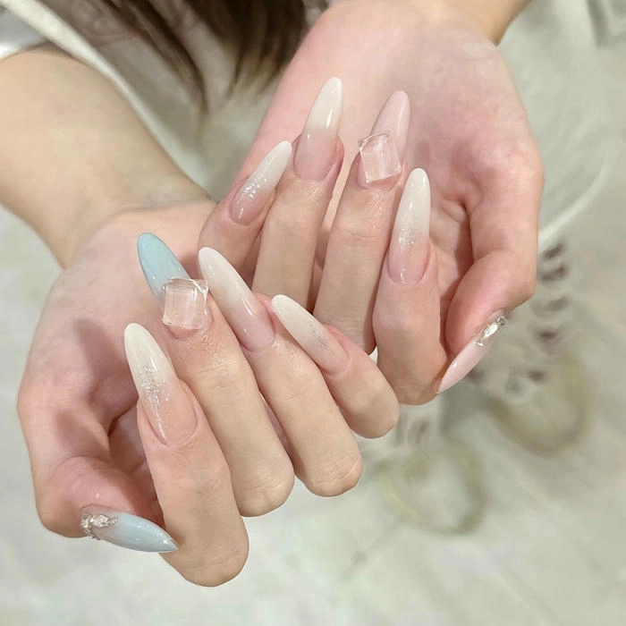 nail tròn nhọn đính đá