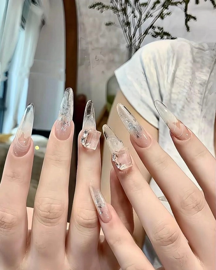 nail trong suốt đính đá