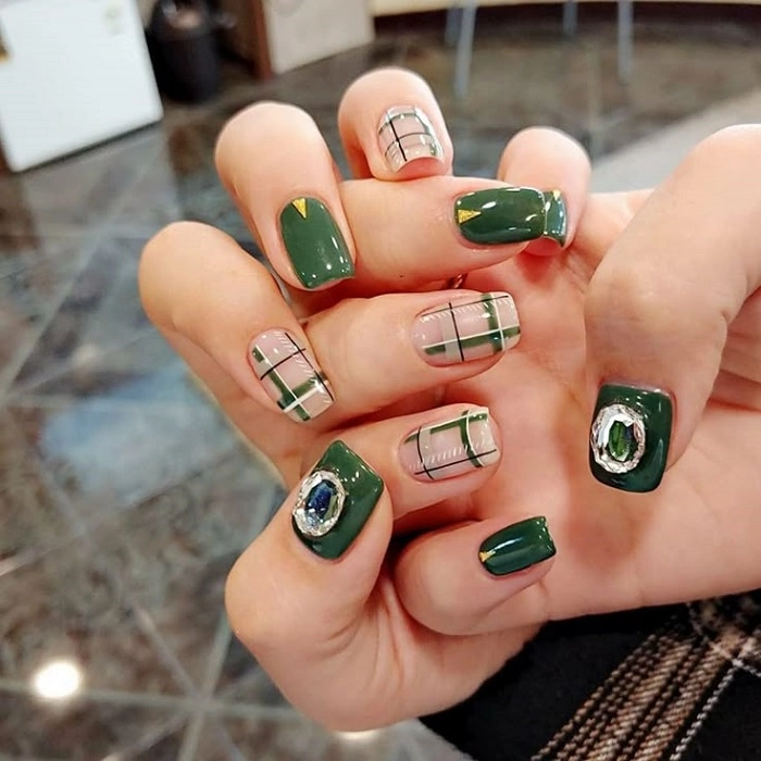 nail xanh lá tone da