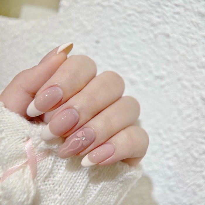 sơn đầu móng trắng đẹp dịu dàng