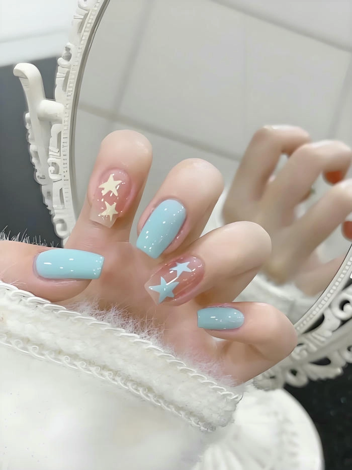 sơn móng tay màu pastel vẽ sao