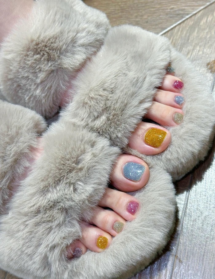 Ảnh nail chân Chanel với tông màu đen trắng đặc trưng