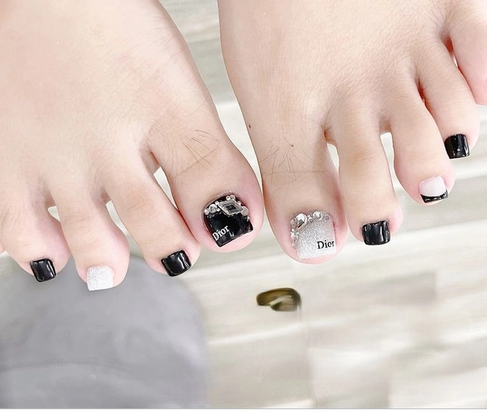 Mẫu móng chân Dior nhẹ nhàng