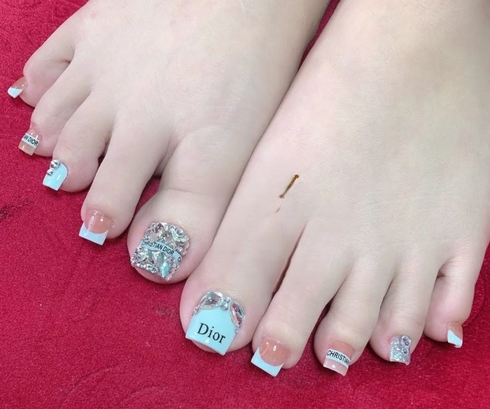 Mẫu móng chân Dior thời thượng