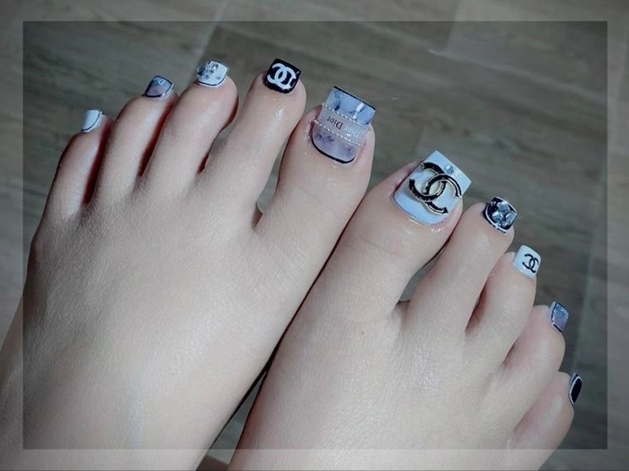 Mẫu móng chân đẹp Dior nhã nhặn