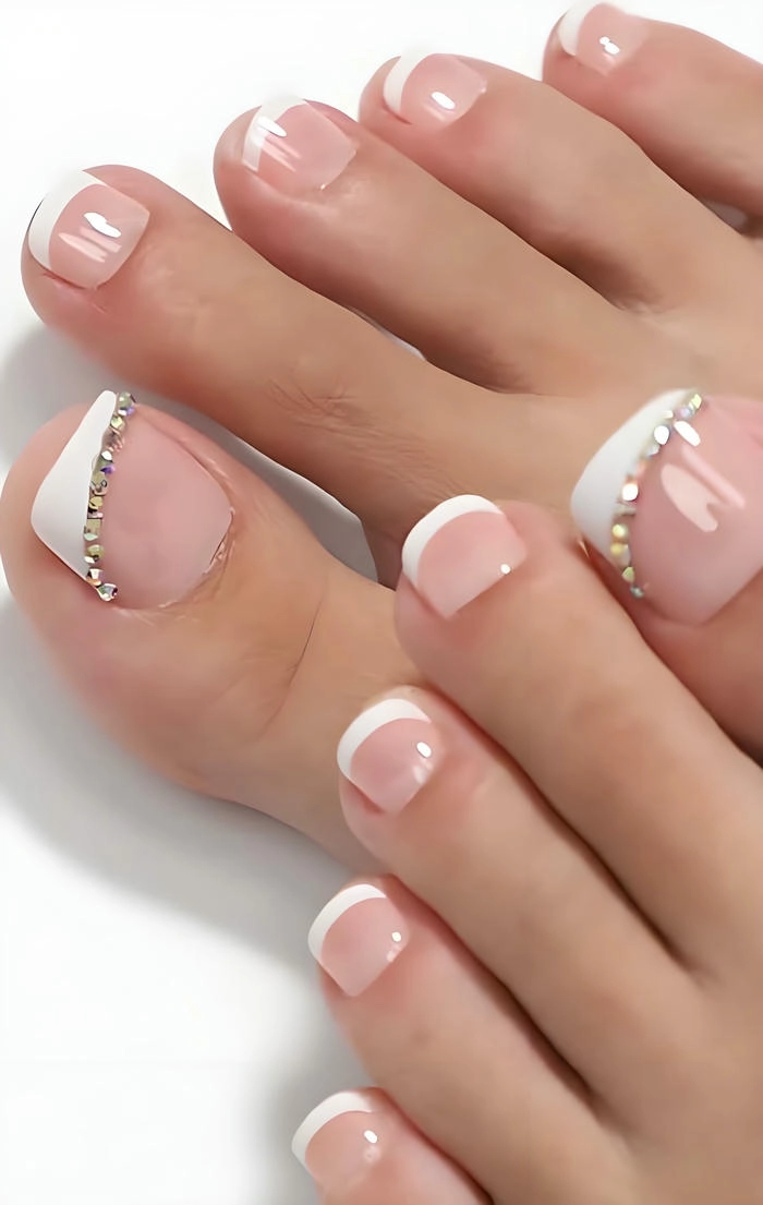 Mẫu móng chân kẻ đầu móng đơn giản
