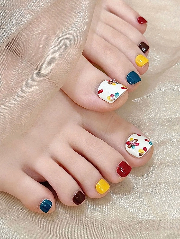 Mẫu móng chân nhiều màu kiểu vẽ tay